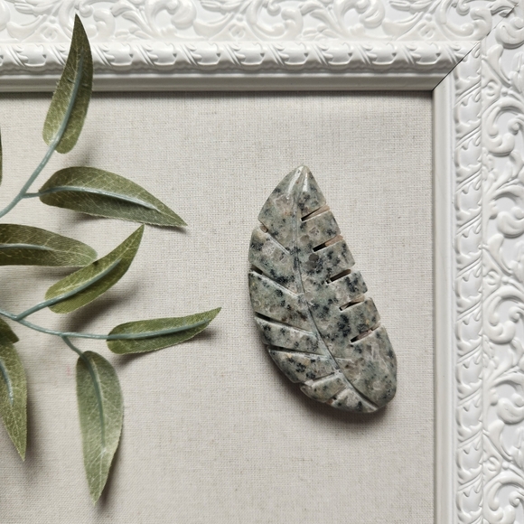 Kiwi jasper leaf carving - crystals gemstone rock - Picture 3 of 7